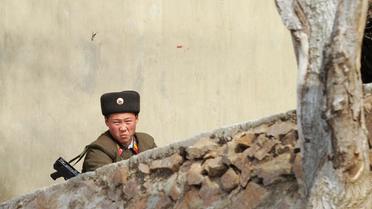 Un soldat nord-coréen à Sinuiju, près de la frontière avec la Chine, le 10 avril 2013 [Wang Zhao / AFP]