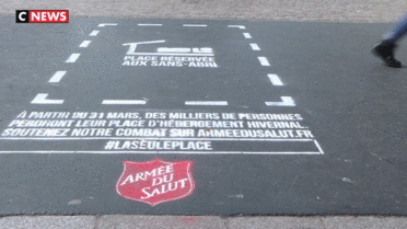 Paris : des places réservées au SDF dessinées dans les rues
