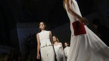 Des mannequins défilent pour Victoria Beckham lors de la présentation de la collection printemps-été 2016 durant la Fashion Week de New York, le 13 septembre 2015 [Joshua LOTT / AFP]