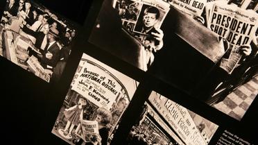 Photo du 26 septembre 2013 montrant des photos avec des Unes de journaux après l'assassinat du président américain John F. Kennedy lors d'une exposition au Newseum de Washington [BRENDAN SMIALOWSKI / AFP/Archives]