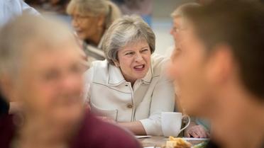 La Première ministre britannique Theresa May, lors d'une visite dans un centre caritatif à Londres le 15 octobre 2018 [Stefan Rousseau / POOL/AFP]