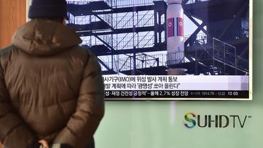 Un homme regarde sur un écran de télévision les images d'une fusée nord-coréenne, le 3 février 2016 à Séoul, en Corée du Sud [JUNG YEON-JE / AFP]