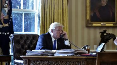 Donald Trump s'entretient au téléphone avec le président russe Vladimir Poutine, le 28 janvier 2017 à Washington [Mandel Ngan / AFP]