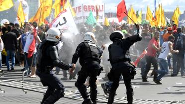 Des policiers anti-émeutes affrontent des manifestants opposés aux réformes du président Michel Temer, à Brasilia, le 24 mai 2017 [EVARISTO SA / AFP]