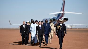François Hollande (C), le Premier ministre malien Modibo Keita (3e D), le ministre français de la Défense Jean-Yves Le Drian (G), le 13 janvier 2017 lors de la visite aux troupes de l'opération antiterroriste Barkhane à Gao, dans le nord du Mali [STEPHANE DE SAKUTIN / AFP]