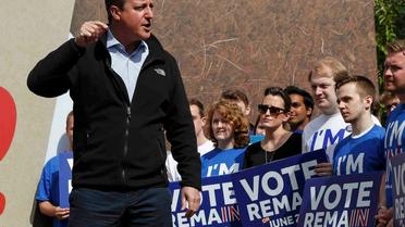 Le Premier ministre britannique David Cameron en campagne pour le maintien du pays dans l'UE à Witney, en Angleterre, le 14 mai 2016 [EDDIE KEOGH / POOL/AFP]