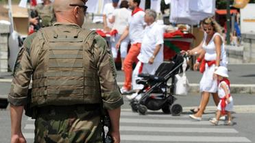 Un soldat français patrouille à Bayonne lors de l'ouverture de la 80e édition de la fête traditionnelle basque, le 27 juillet 2016 [GAIZKA IROZ / AFP]