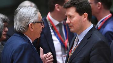 Le président de la Commission européenne Jean-Claude Juncker (G) avec l'allemand Martin Selmayr (D), nommé nommé dans des conditions controversées au sommet de l'administration européenne, ici à Bruxelles le 22 mars 2018 [Emmanuel DUNAND / AFP/Archives]