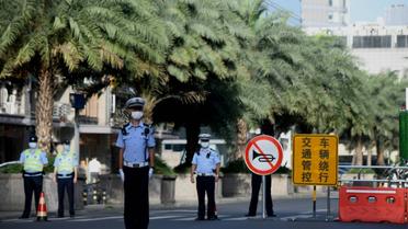 Des policiers bloquent la route menant au consulat des États-Unis à Chengdu, dans la province du Sichuan, dans le sud-ouest de la Chine, le 27 juillet 2020 [Noel Celis / AFP]