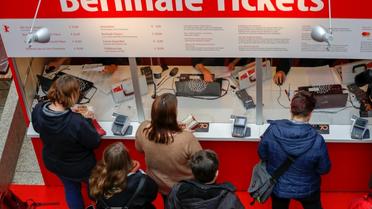 Le public fait la queue pour acheter des tickets d'entrée pour le 70ème festival du film de Berlin le 17 février à Berlin. [Odd ANDERSEN / AFP]