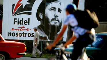 Un portrait géant de Fidel Castro jeune dans une rue de La Havane, le 24 novembre 2017 à Cuba [YAMIL LAGE / AFP]