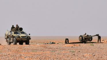 Les forces gouvernementales mettent en place une batterie à Bir Qabaqib, à plus de 40 km de Deir Ezzor, le 4 septembre 2017  [George OURFALIAN / AFP]