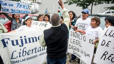 Des partisans de l'ancien président péruvien Alberto Fujimori, devant un hôpital de Lima où l'ancien homme fort du pays est hospitalisé, le 26 décembre 2017 [Ernesto BENAVIDEZ / AFP]