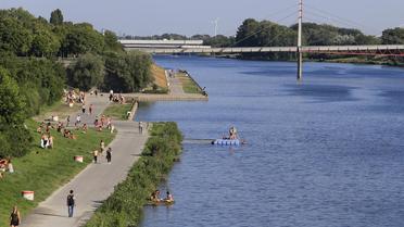 Des habitants profitent des bords du Danube à Vienne, en juillet 2013 [Alexander Klein / AFP/Archives]