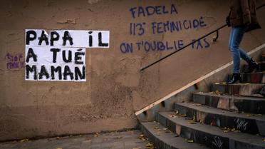 Une banderole "Papa a tué maman" collée sur un mur contre les violences faites aux femmes, le 25 novembre 2019 à Paris [Lionel BONAVENTURE / AFP/Archives]