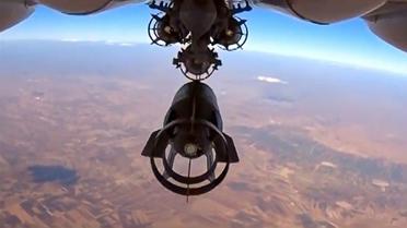 Un avion russe lache une bombe sur la Syrie, capture d'écran d'une vidéo réalisée le 5 octobre 2015 [- / RUSSIAN DEFENCE MINISTRY/AFP/Archives]