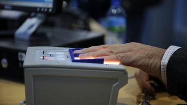 Un voyageur se fait scanner ses empreintes digitales par la douane française, le 19 octobre 2009 à l'aéroport Roissy-Charles de Gaulle près de Paris  [Fred Dufour / AFP/Archives]