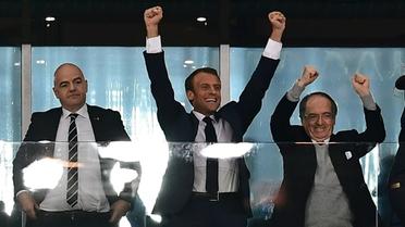 Emmanuel Macron (c) aux côtés de Noël Le Graët (d), président de la FFF, et Gianni Infantino, président de la FIFA, lors de la demi-finale du Mondial France/Belgique le 10 juillet 2018 à Saint-Pétersbourg en Russie [Giuseppe CACACE / AFP]
