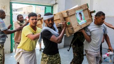 Des hommes portent un cercueil dans la ville portuaire de Hodeida, au Yémen, le 10 décembre 2018 [ABDO HYDER / AFP/Archives]