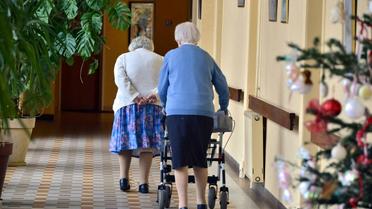 Deux femmes marchent dans un couloir de leur maison de retraite, le 24 décembre 2014 à Nantes [GEORGES GOBET / AFP/Archives]