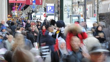 La foule se presse devant un grand magasin à l'approche de Noël le 15 décembre 2011 à Paris [Franck Fife / AFP/Archives]