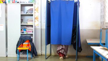Bureau de vote dans une école de Kaweni à Mayotte où se déroulent dimanche des législatives partielles [ / AFP]