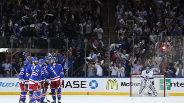 Les joueurs des New York Rangers célèbrent un but leur du 3e match de la finale de Stanley Cup face aux Los Angeles Kings, le 11 juin 2014 au Madison Square Garden, New York. [Bruce Bennett / AFP]