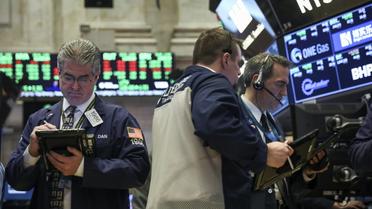 L'indice vedette de Wall Street perdait plus de 3% lundi, le marché étant touché de plein fouet par la chute de quelques grandes valeurs du secteur technologique comme Amazon ou Intel [Drew Angerer / Getty/AFP/Archives]