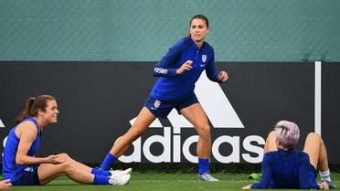 Les Américaines Alex Morgan, Kelley O'Hara et Megan Rapinoe préparent le choc contre l'Angleterre, lors d'un entraînement à Lyon, le 1er juillet 2019 [FRANCK FIFE / AFP]
