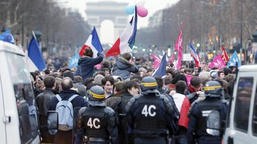 La police face à des manifestants opposés à la loi sur le mariage homosexuel, le 24 mars 2013 sur les Champs Elysées à Paris [Pierre Verdy / AFP/Archives]
