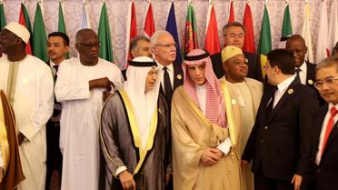 Le ministre d'Etat émirati des Affaires étrangères, Anwar Gargash (G) et son homologue saoudien Adel al-Jubeir (D), le 30 mai 2019 à Jeddah, en Arabie saoudite, lors d'une photo de famille des pays membres de l'Organisation de la conférence islamique (OCI) [BANDAR ALDANDANI / AFP]
