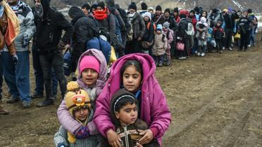 Des migrants et réfugiés attendent pour passer un barrage de sécurité après avoir franchi la frontière macédonienne près du village de Miratovac, en Serbie, le 26 janvier 2016 [ARMEND NIMANI / AFP/Archives]