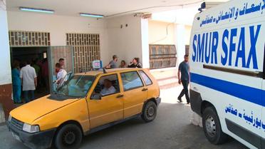 L'entrée de l'hôpital de Sfax en Tunisie où ont été transportés les migrants rescapés du naufrage, le 3 juin 2018 [Ala SAKKA / AFP]