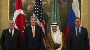 Les chefs de la diplomatie turque Feridun Sinirlioglu, américaine John Kerry, saoudienne Adel al-Jubeir et russe Sergueï Lavro, le 23 octobre 2015 à Vienne [CARLO ALLEGRI / POOL/AFP/Archives]