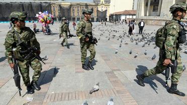 Des militaires patrouillent dans le centre de Bogota le 23 novembre 2019 [JUAN BARRETO                         / AFP]