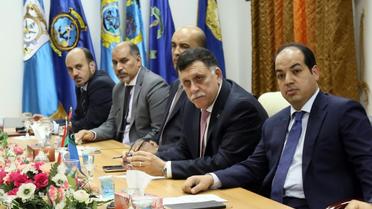 Le chef du gouvernement d'union nationale libyen, Fayez al-Sarraj (2eD), et les membres de son équipe le 31 mars 2016 à Tripoli [MAHMUD TURKIA / AFP]