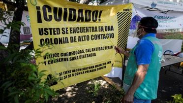 Un stand de dépistage du coronavirus dans une rue de Mexico, le 7 août 2020 [Pedro PARDO / AFP]
