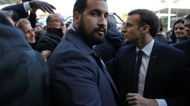 Alexandre Benalla (c) à côté d'Emmanuel Macron (d), le 24 février 2018 à Paris. [STEPHANE MAHE / POOL/AFP/Archives]