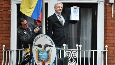 Julian Assange sur le balcon de l'ambassade d'Equateur à Londres, le 5 février 2016 [BEN STANSALL                         / AFP]