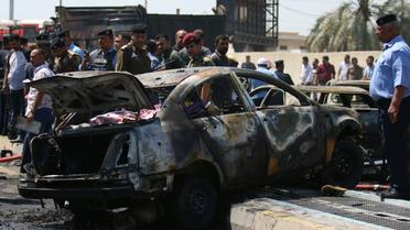 Une voiture calcinée après une attaque suicide, le 4 avril 2016 à Bassora en Irak [HAIDAR MOHAMMED ALI / AFP]