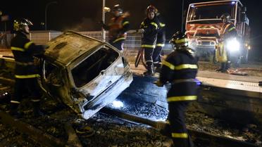 Véhicule incendié sur la voie ferrée le 20 octobre 2015 à Moirans près de Grenoble [PHILIPPE DESMAZES / AFP]