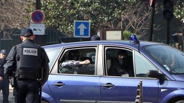Des policiers emmènent Abdelkader Merah au siège de la direction anti-terroriste à Paris, le 24 mars 2012