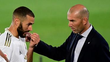 L'attaquant du Real Madrid Karim Benzema (g) et son entraîneur Zinédine Zidane, contre Majorque le 24 juin 2020 au stade Alfredo-Di Stefano, le 24 juin 2020 à Madrid    [JAVIER SORIANO / AFP/Archives]