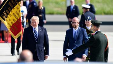 Le président américain Donald Trump (G) et le Premier ministre belge Charles Michel (D) à l'aéroport militaire de Melsbroek à Steenokkerzeel le 24 mai 2017 [Emmanuel DUNAND / AFP]