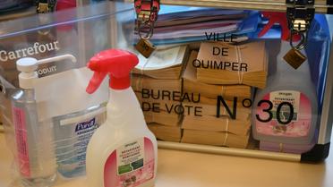 Matériel électoral et désinfectant dans un bureau de vote de Quimper, le 14 mars 2020 [Fred TANNEAU / AFP]