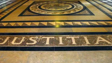 Photo prise le 10 décembre 2004 au palais de justice de Paris de l'inscription latine "Justitia" sur le dallage de la salle des Pas perdus  [Jacques Demarthon / AFP/Archives]