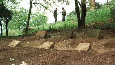 Les tombes des sept moines de Tibéhirine, assassinés le 21 Mai 1996 en Algérie, près d'un an plus tard, le 16 mai 1997 [STR / AFP/Archives]