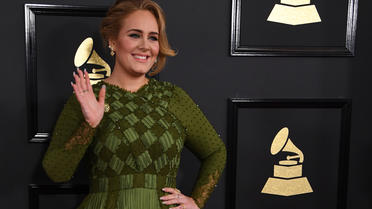 La chanteuse Adele a voulu manifester son soutien aux pompiers après l'incendie à Londres.