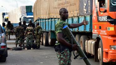 Des soldats mutins contrôlent des véhiculent à Bouaké le 14 mai 2017 [ISSOUF SANOGO / AFP]