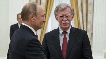 Le président russe Vladimir Poutine (gauche) reçoit John Bolton (droite), conseiller du président américain Donald Trump, le 27 juin 2018 au Kremlin [Alexander Zemlianichenko / POOL/AFP]
